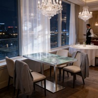 Ensemble table et chaises de café, plateau en pierre frittée, pieds en métal, mobilier pour restaurants, hôtels, style luxe léger et contemporain