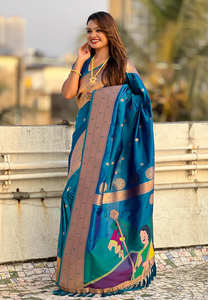 Sari de Seda Paithani Azul de Lujo con Motivos de Zari y Bordes Étnicos, Perfecto para Festivales y Celebraciones - Product Image 4