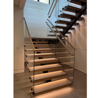 Designs d'escaliers pour maison duplex : Escalier droit avec marches en bois, escalier droit intérieur populaire à poutre centrale unique