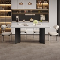 Table à manger moderne minimaliste avec plateau en marbre, pieds en métal et base géométrique en forme d'anneau, durable et écologique