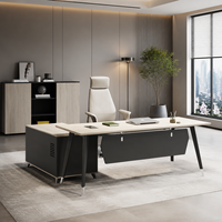 Scrivania Direzionale Moderna a L con Finitura Effetto Legno, Tavolo per Manager con Cassetti e Mobile Laterale per Progetti d'Ufficio