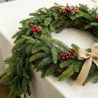 Guirlande de table de Noël artificielle en aiguilles de pin, sans piles, centre de table décoratif pour les fêtes avec baies et pommes de pin