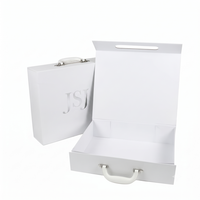 Boîte cadeau pliable magnétique en albâtre blanc de luxe avec poignée robuste pour l'offrande de vêtements haut de gamme et les kits de relations publiques
