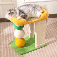 Arbre à chat compact avec lit de repos extra-large, poteaux à gratter en sisal et balles de jeu triples pour chats d'intérieur