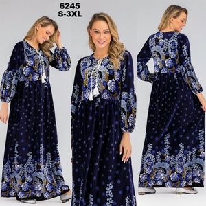 En promotion : Robe longue chic en velours à motifs floraux et manches élastiquées pour femmes musulmanes (6245) - Product Image 6
