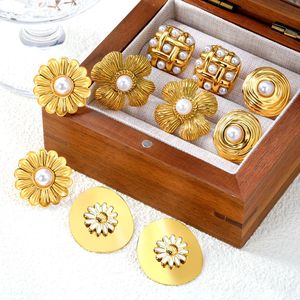 ต่างหูเม็ดเดี่ยวรูปดอกไม้สีทองประดับมุกสำหรับเป็นของขวัญสำหรับผู้หญิงเครื่องประดับแฟชั่น EA5A อัลลอยสังกะสี - Product Image 1