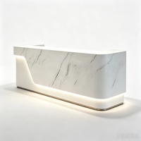 Bureau d'accueil moderne effet marbre blanc avec découpe incurvée asymétrique et éclairage LED intégré pour spa de luxe