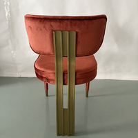 Chaise de restaurant et d'hôtel moderne de luxe en métal doré et acier inoxydable avec revêtement en velours pour événements et mariages