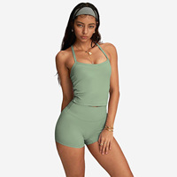 Ensemble de yoga personnalisé en gros, ensemble 2 pièces avec soutien-gorge de sport à col halter et short taille haute, une tenue de fitness luxueuse pour femmes