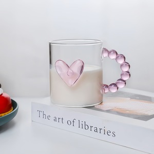 Bicchiere in Vetro <span class=keywords><strong>con</strong></span> Design a <span class=keywords><strong>Cuore</strong></span> 3D Rosa e Manico Colorato, Resistente alle Alte Temperature per Succo/Acqua/Latte - Product Image 2