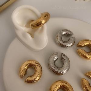 ต่างหูแบบหนีบมีผิวเป็นรูแบบฆ้อนที่ทนน้ำสำหรับผู้หญิง - Product Image 2