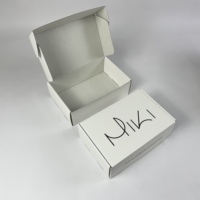 Boîte d'emballage en carton ondulé imprimé personnalisé Boîte d'expédition de produit de commerce électronique intérieur blanc et sac à provisions réutilisable
