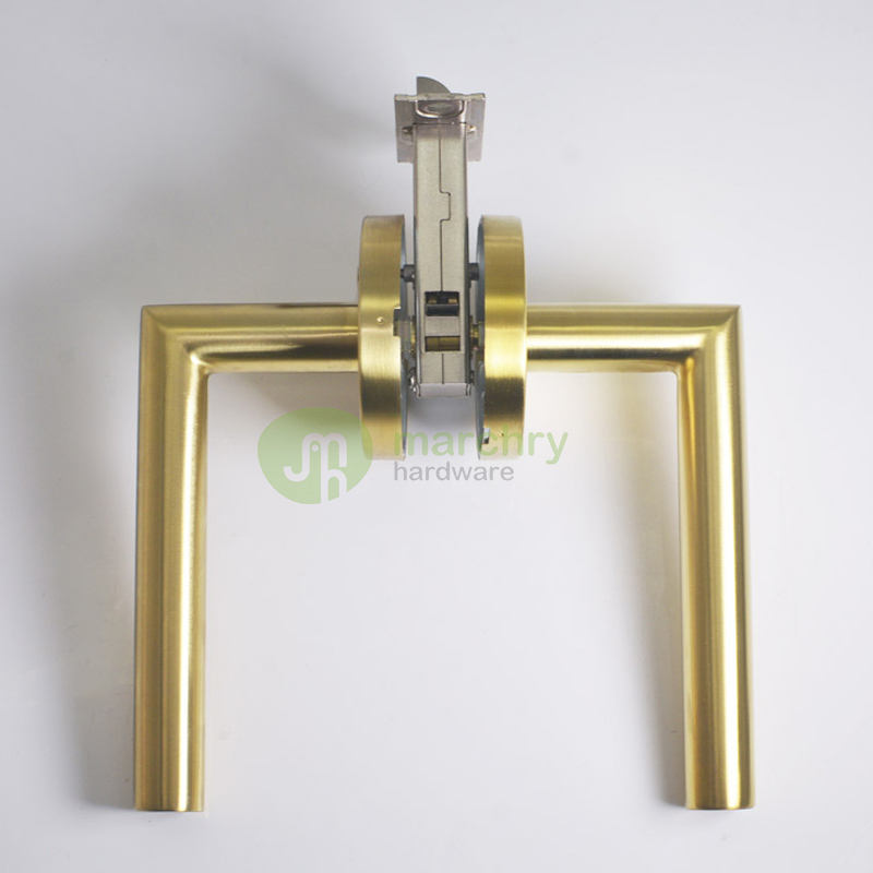 Door handle with passage latch