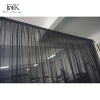 Support de rideaux pliable avec tubes et draperies en mousseline noire pour exposition