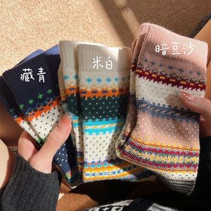 Calcetines de Mujer Estilo Fair Isle, Medios, Cálidos, Térmicos, Invernales, a la Moda, con Rayas Coloridas y Patrón de Cuadros, Estilo Juvenil - Product Image 3