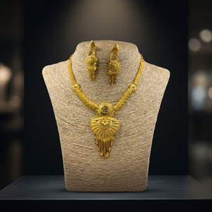 Parure de mariage indienne sud-est duvilloise en laiton plaqué or, design tendance orthodoxe avec fermoir, comprenant collier long, boucles d'oreilles et bague - Product Image 3