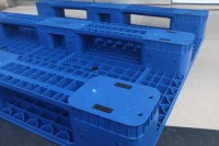 Palette en plastique Euro NEXARA à surface plane, simple face, 1300*1100 mm, 3 patins, idéale pour des opérations d'entrepôt rationalisées