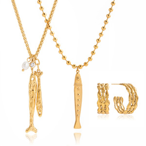 Collana con Ciondolo Impermeabile Placcato Oro 18K in Acciaio Inossidabile, Design Classico Minimalista a Forma di Pesce, Collana con Ciondolo di Lusso Leggero - Product Image 1