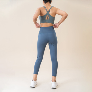 Ensemble de yoga deux pièces vert, legging taille haute et crop top à col rond, sans couture, couleur unie, respirant, pour l'entraînement - Product Image 4