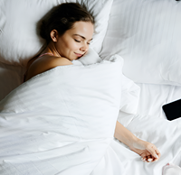 Ensemble de draps de lit d'hôtel blancs de luxe personnalisés OEM 100% housse de couette à rayures en polyester drap plat tissé pour hôtels