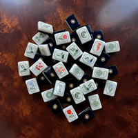 Ensemble de tuiles de mahjong pliables de luxe Heirloom, tapis et supports en acrylique style Art Déco américain pour le jeu quotidien