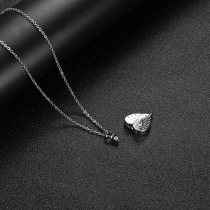 Colgante de Corazón Vintage con Alas de Ángel Grabadas para Hombre y Mujer, Regalo Romántico, Diseño Atemporal |   Impermeable e Hipoalergénico - Product Image 4