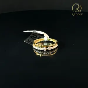 Elegante anillo dorado en capas con piedras brillantes y diseño de banda moderno, joyería elegante para mujer para uso diario. - Product Image 2