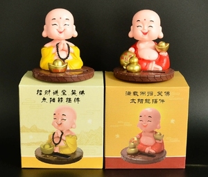 9*9*9.3ซม. ส่ายหัวพยักหน้าได้ตุ๊กตาพระพุทธรูปเล็กๆน้อยๆ<span class=keywords><strong>สามเณร</strong></span>พระภิกษุสงฆ์แสงอาทิตย์สำหรับตกแต่งรถบ้านสีเหลืองสีแดง - Product Image 4