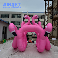 Portique gonflable publicitaire en forme de flamant rose pour événements estivaux à la plage ou à la piscine