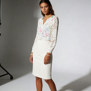 Blusa Elegante Personalizable con Cuello en V y Encaje Floral para Mujer - Camisa Casual Transparente de Manga Larga con Estampado Retro para Uso Diario en la Oficina - Product Image 5