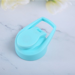Bouteille d'eau transparente portable personnalisée de 700ml avec poignée verres en plastique réutilisables sans BPA pour <span class=keywords><strong>les</strong></span> sports de plein air et <span class=keywords><strong>les</strong></span> voyages - Product Image 5