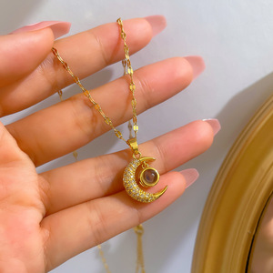 Delicata Collana Luna Crescente in Acciaio Inossidabile Placcato Oro 18K PVD, Non Ossidabile, con Scritta 'Ti Amo' in 100 Lingue, Gioiello per Donne - Product Image 5