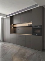 Cuisine modulaire préfabriquée avec comptoir en marbre blanc et armoires à effet bois pour la maison