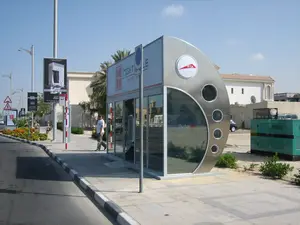 Gian hàng xe buýt máy lạnh đầu tiên của Dubai, được làm bằng vật liệu thép không gỉ