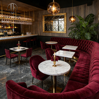 Modernes Luxuriöses Kommerzielles Goldmetallgestell Rotes Samt-Sitzgruppen-Set Weißer Marmortisch-Set für Restaurant Café Club Hotel