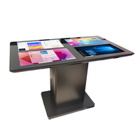 Table basse tactile à écran tactile capacitif intérieur publicitaire de 55 pouces avec chargement sans fil de téléphone