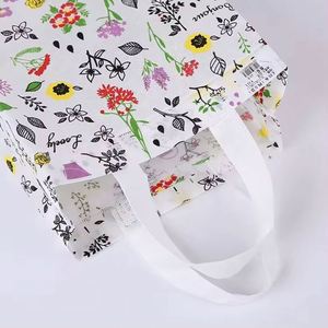 Bolsa de Compras Económica y Ecológica para Carnaval, con Diseño de Flores Coloridas Ultrasónicas, Precio Razonable, para Hombre y Mujer, de Tela No Tejida - Product Image 2