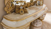 Ensemble de meubles de chambre à coucher classique royal noble de qualité, bois massif sculpté antique doré, lit king size avec table de chevet