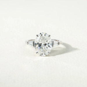 Bague de fiançailles premium en diamant de laboratoire 3 carats, coupe ovale E F VS, trois pierres avec baguette conique, bijoux de mariée certifiés - Product Image 1