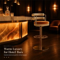 Tabouret de bar de luxe avec assise en velours caramel, dossier en cuir crème, base sur roulettes dorée, chaise de comptoir pour la maison et l'hôtel