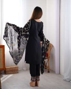 Ensemble Kurti en soie Chinon de haute qualité pour femmes avec broderie élégante et dupatta assorti, adapté aux tenues de soirée et festives - Product Image 2