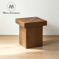 Table d'appoint carrée moderne en chêne massif avec plateau en bois parquet et base en bloc, table d'appoint minimaliste en bois pour salon, chambre et hôtel