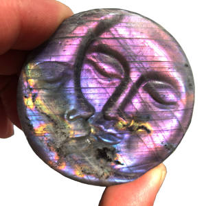 Intagliato a mano naturale rosa viola Flash Labradorite Plam Stone Sun And Moon Face Carving per ciondolo - Product Image 2