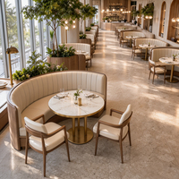 Ensemble de salle à manger rond en laiton et noyer, table en marbre blanc, base trépied, sièges en cuir, banquette, mobilier de restaurant personnalisable, vente en gros