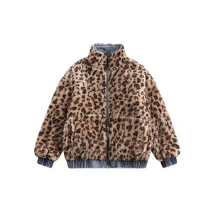 <span class=keywords><strong>Veste</strong></span> d'hiver <span class=keywords><strong>en</strong></span> fourrure à col montant imprimé léopard avec logo entièrement personnalisée <span class=keywords><strong>Veste</strong></span> réversible double face <span class=keywords><strong>en</strong></span> denim OEM ODM - Product Image 3