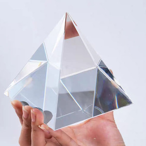 Pirámide de Cristal K9 en Blanco al por Mayor, Grabado Láser 3D Personalizado, Estilo Faraón Egipcio, Patrón Floral, Regalos Empresariales de Alta Calidad - Product Image 2