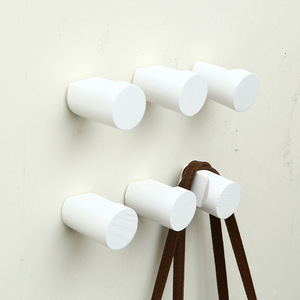 Ganchos de pared inclinados de madera, juego de 6 piezas, color quemado, diseño simple, fácil instalación, perchero para uso en puerta de casa - Product Image 3