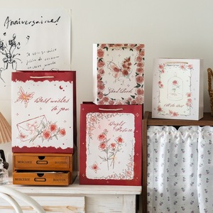 กระเป๋าของขวัญรูปผีเสื้อสีชมพู ดีไซน์หรูหรา ทันสมัย  วัสดุกระดาษแข็<span class=keywords><strong>ง</strong></span>หนาอย่างดี  กระเป๋าเก็บของแบบสร้างสรรค์และมีเอกลักษณ์  ถุ<span class=keywords><strong>ง</strong></span>กระดาษ - Product Image 1