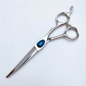กรรไกรซอยผมตรงจากโรงงาน ขนาด 62 มม. ฝาครอบสีน้ำเงิน สำหรับคนถนัดขวา ใช้ในร้านเสริมสวย ผลิตจากสแตนเลส CF344 - Product Image 4