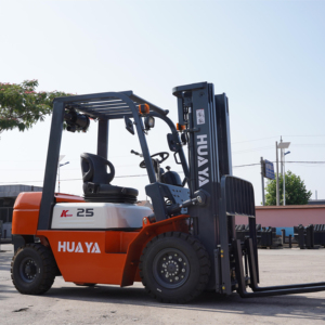 รถยกฟาร์มยอดนิยมจากโรงงาน HUAYA ผู้จัดจำหน่ายที่เชื่อถือได้ ขนาด 2.5 ตัน 2500 กก. รุ่น CPC25 รถยกไฮดรอลิกดีเซลแบบ 2 ล้อขับเคลื่อน พร้อมมาตรฐาน EPA/Euro5 - Product Image 1